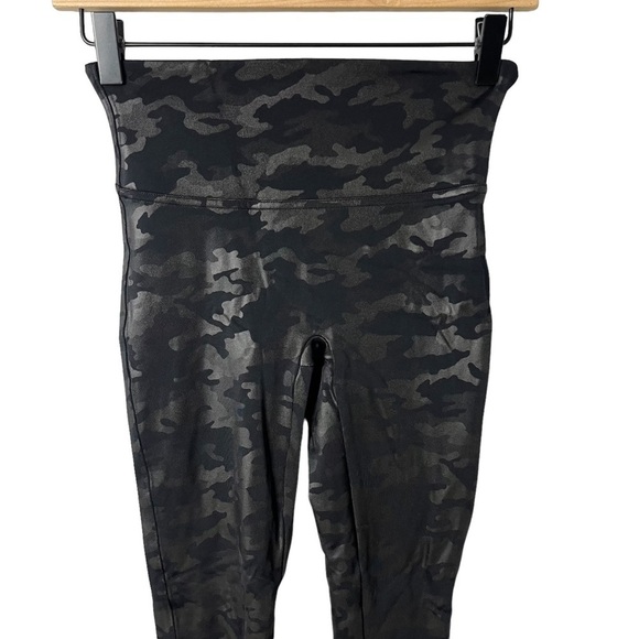 Spanx Faux Leather Camo Leggings Black Size Small 20185 Power Waistband - Picture 3 of 9